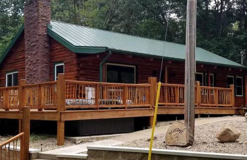 Charming Log Cabin Getaway with Private Hot Tub near Decatur, Illinois - Foto 8