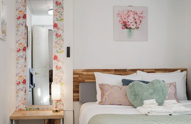 Coast PalmTree Yard 2BR Block from Beach - Photo 4