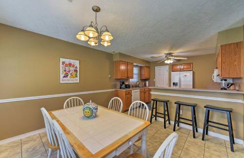 Cozy College Station Home with Patio and Fireplace - Foto 6