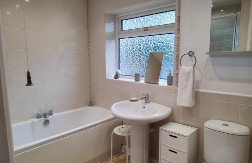 4-bed quiet cul de sac location with large secure off road parking for 4 cars - Foto 14