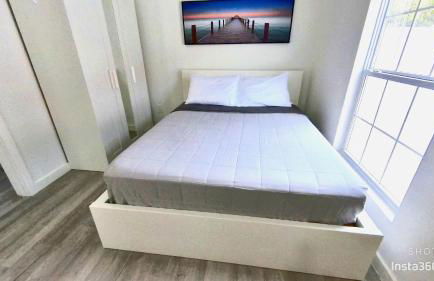 All modern Studio with private entry & parking. - Foto 9