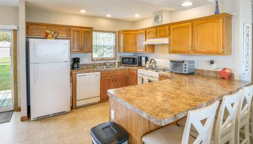 Lake View Dog-Friendly Home with Yard and Fire Pit! - Foto 3