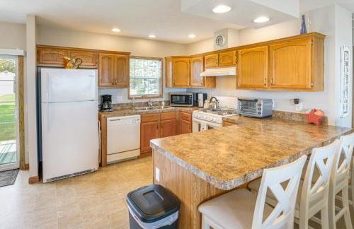 Lake View Dog-Friendly Home with Yard and Fire Pit! - Photo 3