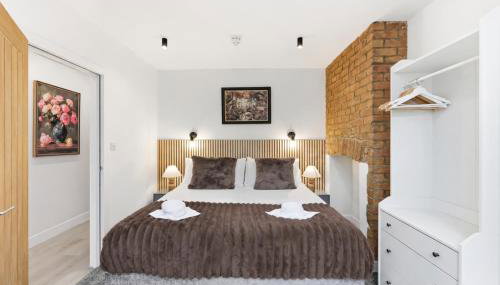 Stylish Home - Pool table, Virgin TV, Fast Wifi, Garden and Self-Check-In by Yoko Property - Foto 4