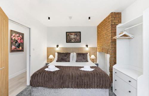 Stylish Home - Pool table, Virgin TV, Fast Wifi, Garden and Self-Check-In by Yoko Property - Photo 4