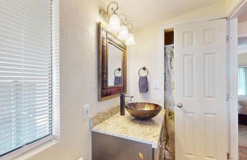 Pools and Pickleball! Dog-Friendly Home in Surprise - Foto 12