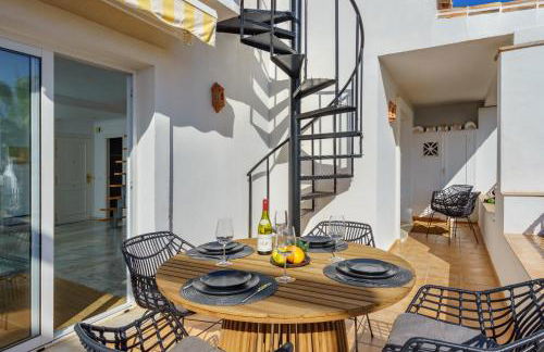 Two bedroom, two bathroom, balcony, pool area, view - Photo 36