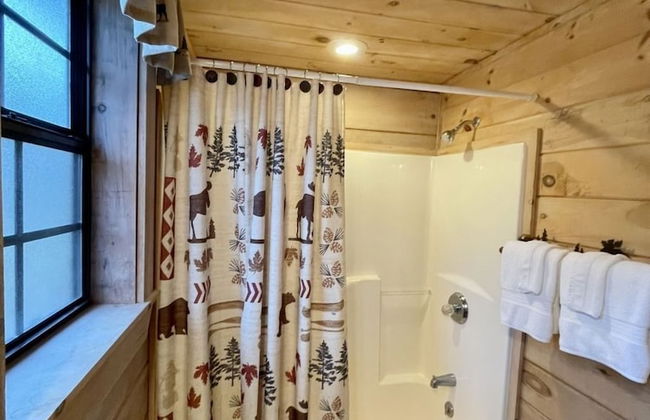 Private and Perfect! - hot tub, king bed, fireplace - dog and motorcycle friendly Studio Cabin by RedAwning - Foto 15