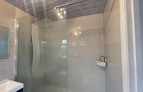 Luxurious Detached Holiday House Free Parking near Airport Town Centre Railway Station - Foto 44