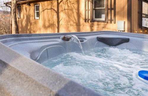 River Access Cabin with Hot Tub, Fire Pit, & WiFi! - Foto 3