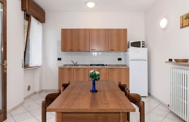 Spacious Apartment With Garden - Photo 10