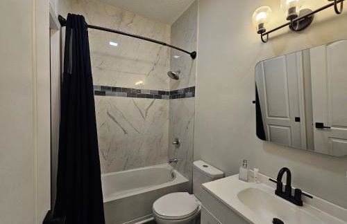 Steps to Trolley Stop 11 Renovated Home with Free EV Station - Foto 29