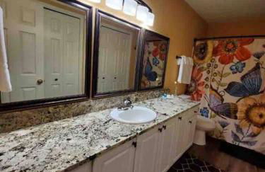 Solar Half-Plex with Chic Style in Country Glen - Foto 54