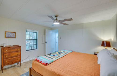 Lakefront Frankston Cabin with Dock and Fire Pit! - Foto 11