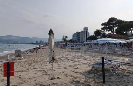 Karina, to the beach with terrace and private parking - Foto 11