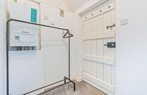 3BR Kingswood Cottage with Detached Unit - Photo 10