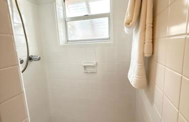 Pet-Friendly 3BR Coastal Retreat Walk to Beach - Foto 19