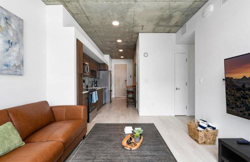 Exceptional 1BD BA-PoolHotTubGymParking- Downtown! - Foto 18