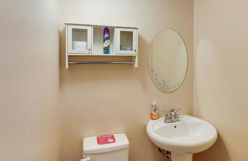 Bring the Family! Suburban Home with Yard in Omaha - Foto 11