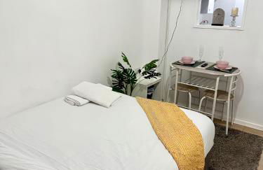 Stylish 2-Guest Studio with Netflix, Prime - FREE WIFI & FREE PARKING - Aroluchi Ville - Foto 16