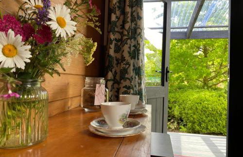 The Fabulous flower hut - Photo 21