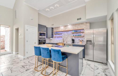 AccessibleGem 3BR Jacuzzi & Air Hockey Sleeps 13 Chinatown - Foto 40