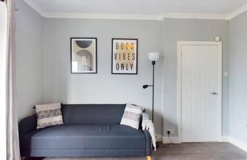 Stunning Family Home with Comfortable Surroundings by Our Home Short Stays ideally situated within Greater Manchester - Photo 2