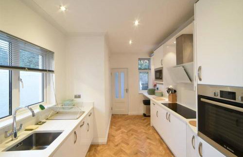 Gorwel is an Art Deco 1930s villa with sea views - Foto 29