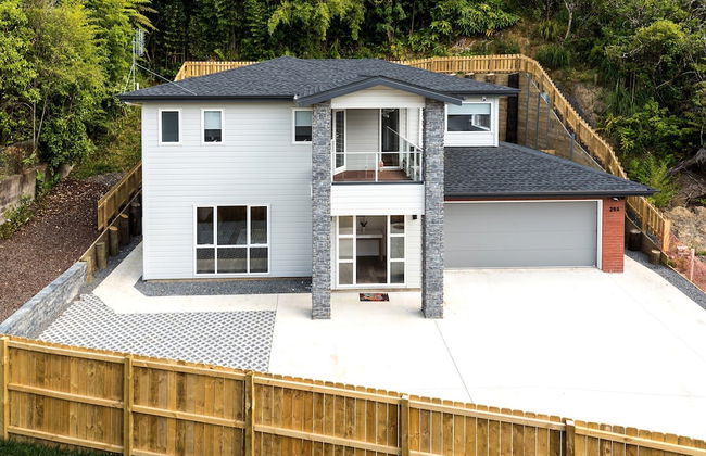 Brand New 5BR home with view of the sea - Photo 54