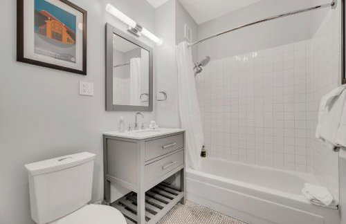 Steps to the Lakefront! This Uptown Beauty is Everything You Need for a Perfect Chicago Getaway condo - Photo 21