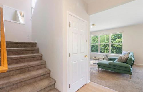 Quiet Suburban Home with Art Deco Flair - Foto 23