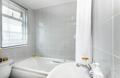 Spacious en-suite in a 5-Bedroom House at Hanwell (2nd Floor) - Foto 5