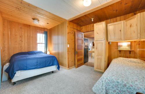 Steps to Lake Cedarville Cabin 12 with Shared Perks - Foto 16