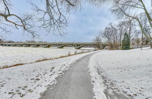 Riverfront Champlin Townhome with Deck and Water View! - Foto 37