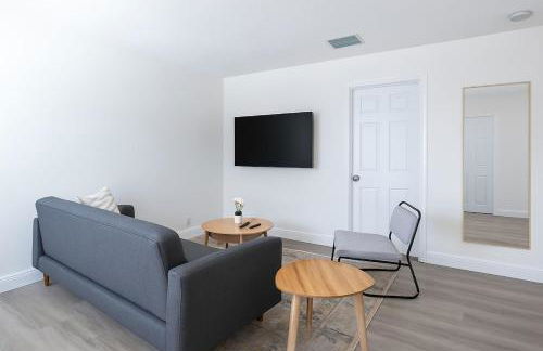 Modern 2BR Stay with Desk, Patio, BBQ, Free Parking - Foto 12