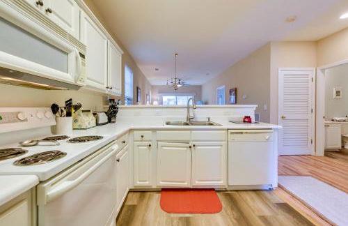 Pond Views and Community Perks Sunset Beach Condo! - Foto 8