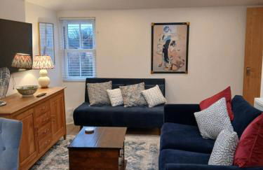 Luxury 1 bed apartment close to Airport and Exhibition centre ideal for short long term stays very cosy nicely furnished for comfort with all mod cons FreeParking on site Free WIFI - Foto 3