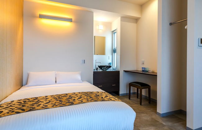 Mr.KINJO Miki24 in front of Makishi Station - Foto 12