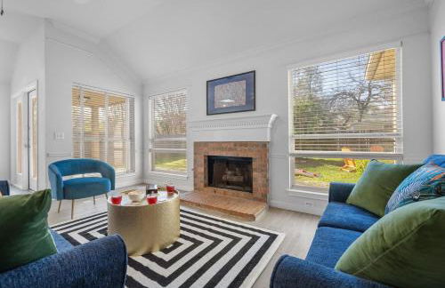 NEW! Stylish Home Arcade & Fireplace Sleeps 10 - Foto 26