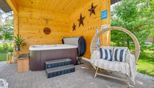 Private Hot Tub, Deck! Group Getaway in Friendship - Foto 2