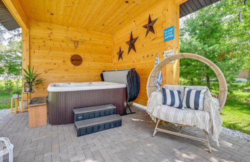 Private Hot Tub, Deck! Group Getaway in Friendship - Foto 2