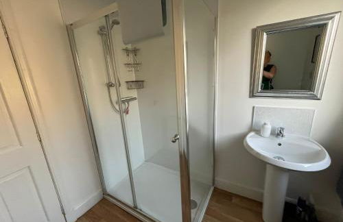 Centrally located 2 bed modern flat with harbour views - Photo 7