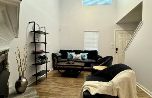 Bright Spacious Renovated Home Master on Main - Foto 48