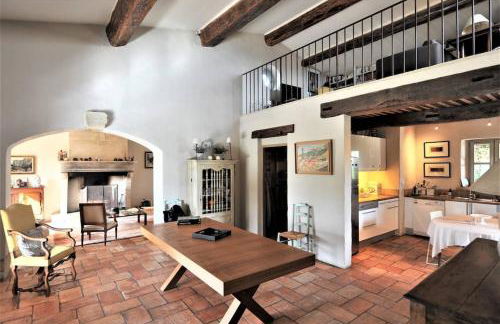 In Gordes, facing the entire Luberon Park a beautiful 5 bedrooms house - Photo 11