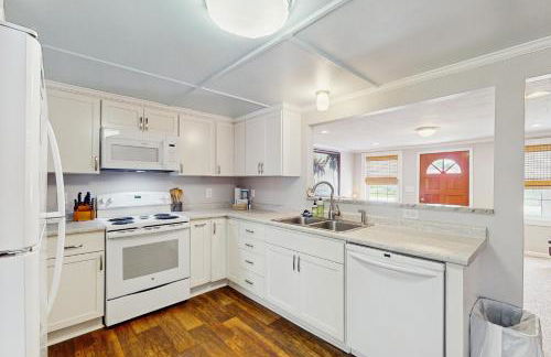 Dog-friendly coastal home with enclosed yard and boat parking available - Foto 8