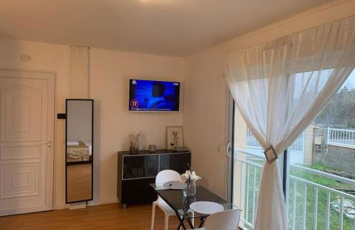 Charming Studio with Balneo Shower, Parking Included - Foto 1