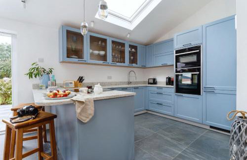 Littlefields - With hot tub, garden, private parking and short walk to beach - Foto 8