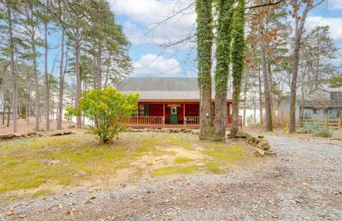 Deck and Fire Pit Waterfront Cabin in Greers Ferry! - Foto 26