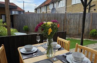 Spacious 4-Bed Home Free Parking, Private Garden - EcuaStay - Foto 6