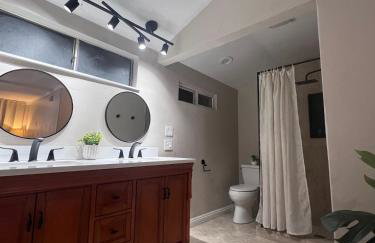 Bright & Spacious 5BR Modern Vacation Home - Near Disneyland & Beaches - Photo 20